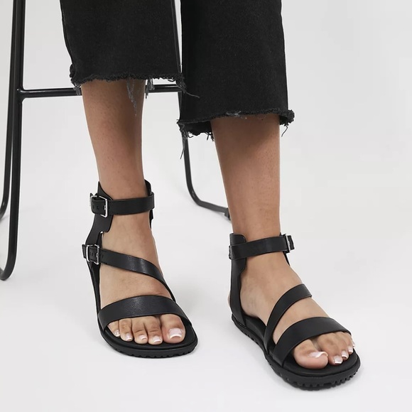 NWOB UGG Sandals Solivan Strap in leather - Picture 3 of 17